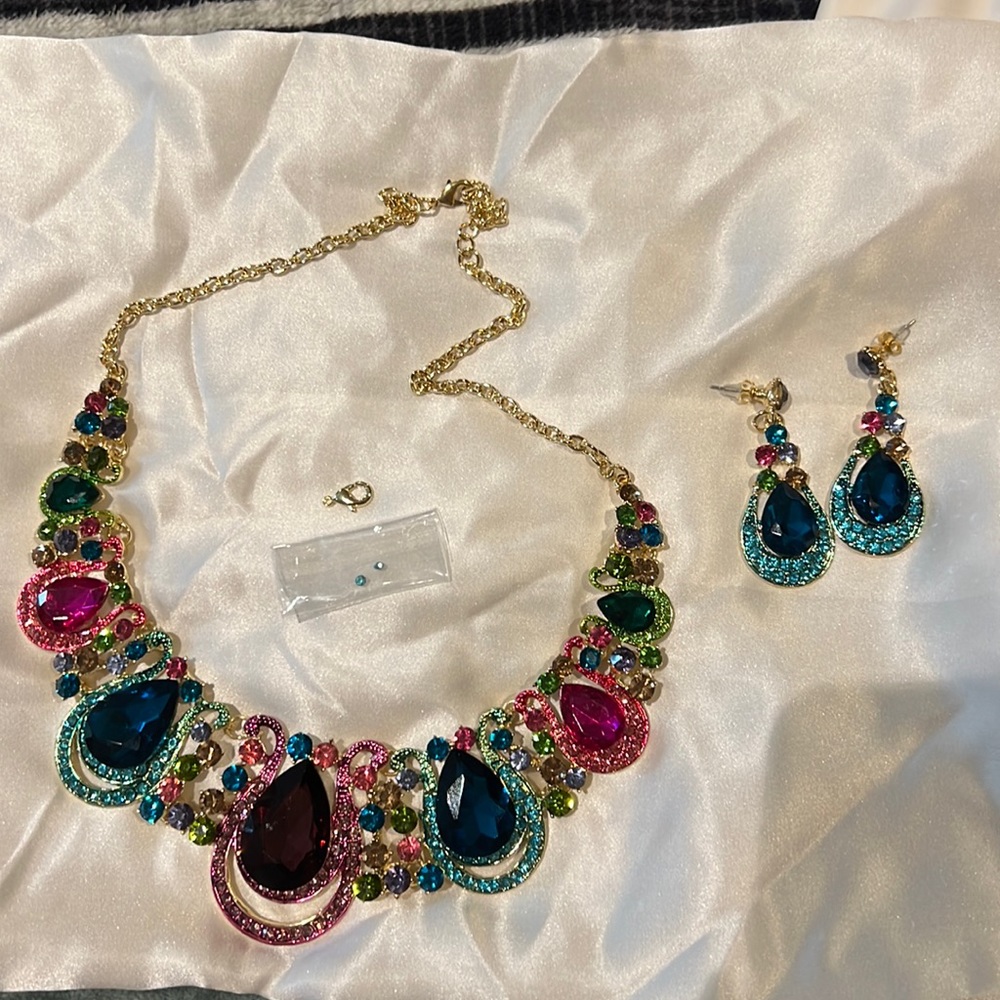 Necklace and earring set